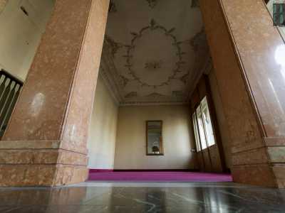 ...introdotto da colonne corinzie rivestite da marmi rosa, conserva sul soffitto preziosi stucchi con volute e motivi barocchi